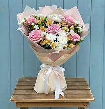 Букет цветов из:  Гвоздики, Орхидеи и Розы в Гурзуфе Республика Крым