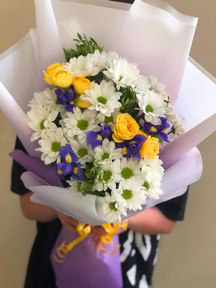 Букет цветов из: Ирисы, Хризантемы и Розы в Гурзуфе Республика Крым