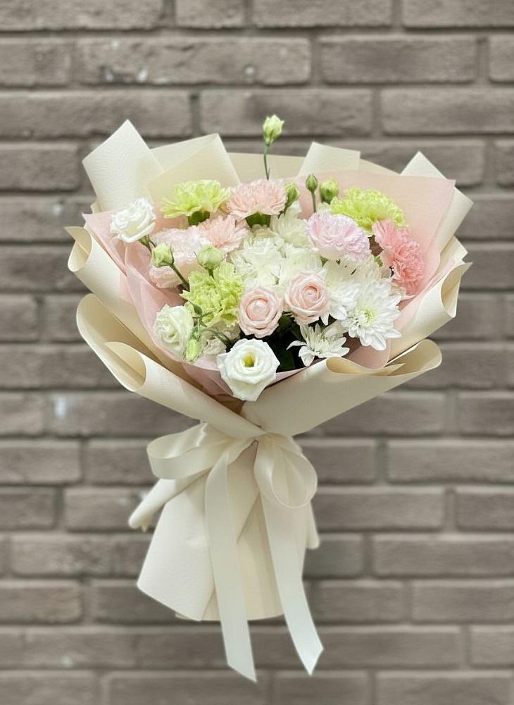 Букет цветов из: Гвоздики, Розы, Лизиантусы и Хризантемы в Гурзуфе Республика Крым