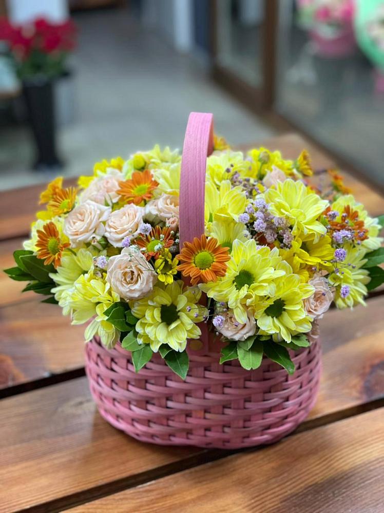 Цветочная композиция из Хризантемы и Розы в корзине в Гурзуфе Республика Крым