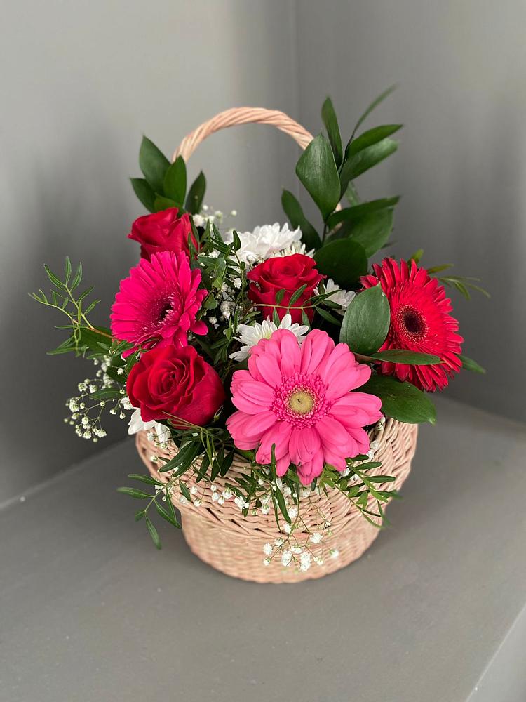 Цветочная композиция из Розы, Хризантемы и Герберы в корзине в Гурзуфе Республика Крым