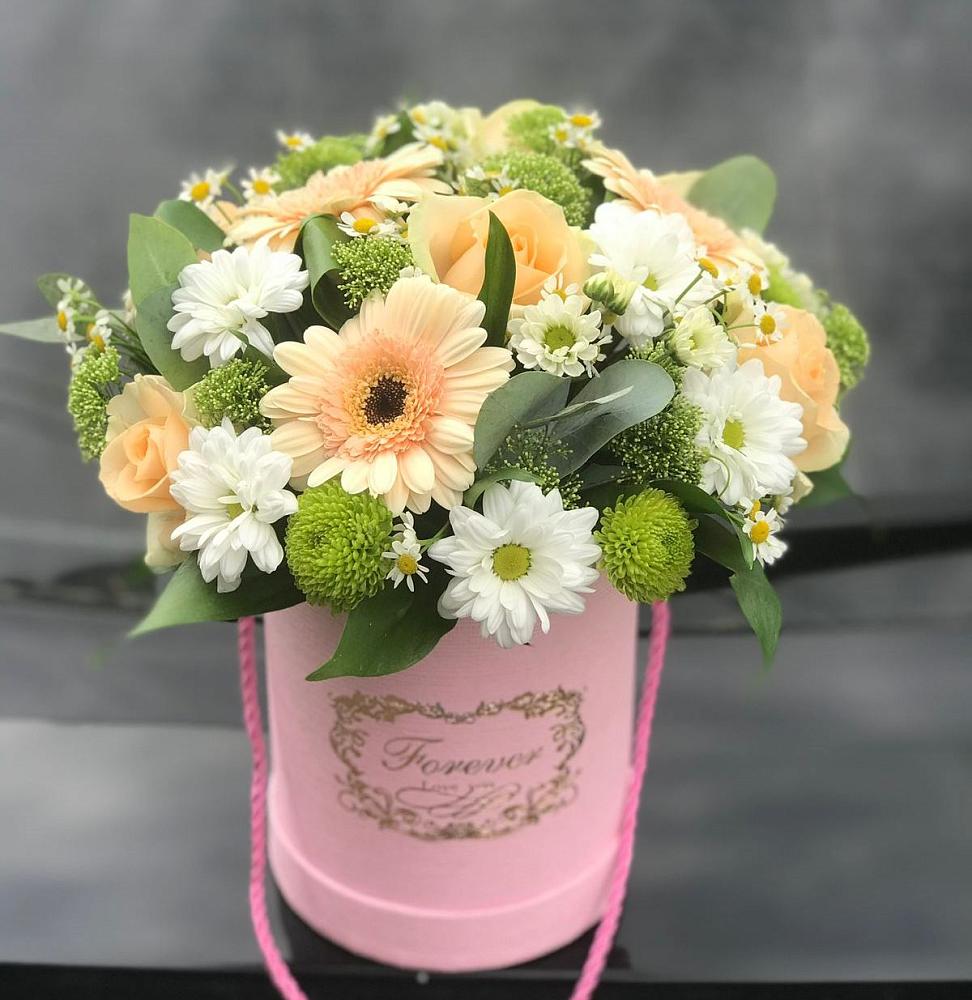 Цветочная композиция из Розы, Герберы и Хризантемы в шляпной коробке в Гурзуфе Республика Крым